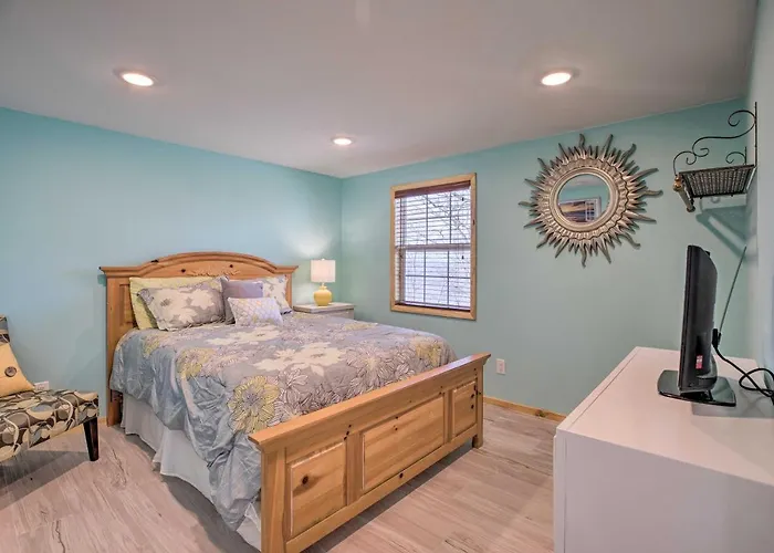 Outdoor Family Fun Large Home By Beaver Lake!